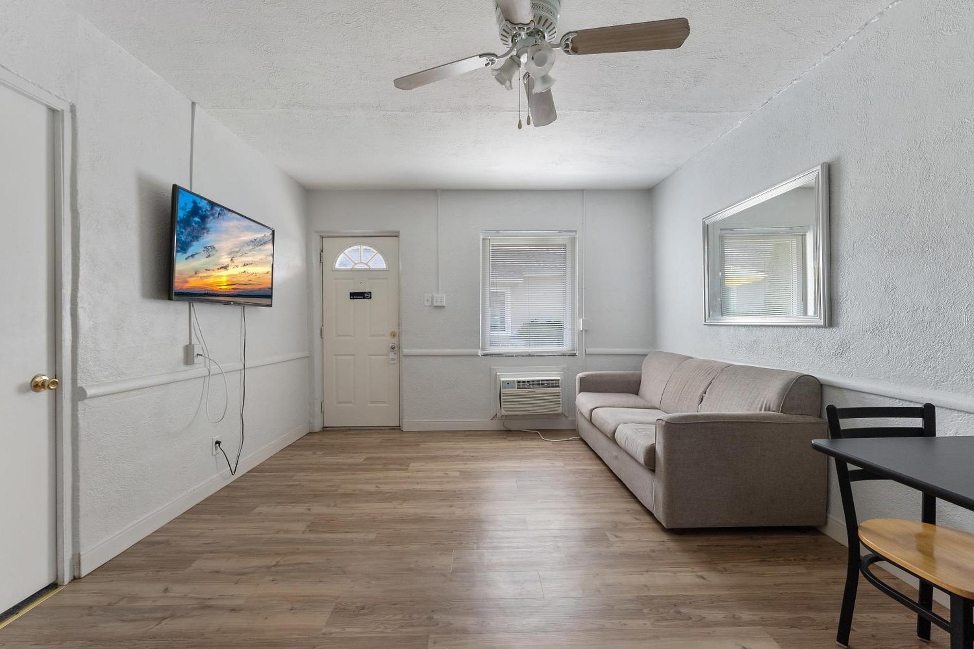 Oceanic Hotel & Barefoot Tiki Bar Wildwood Room photo