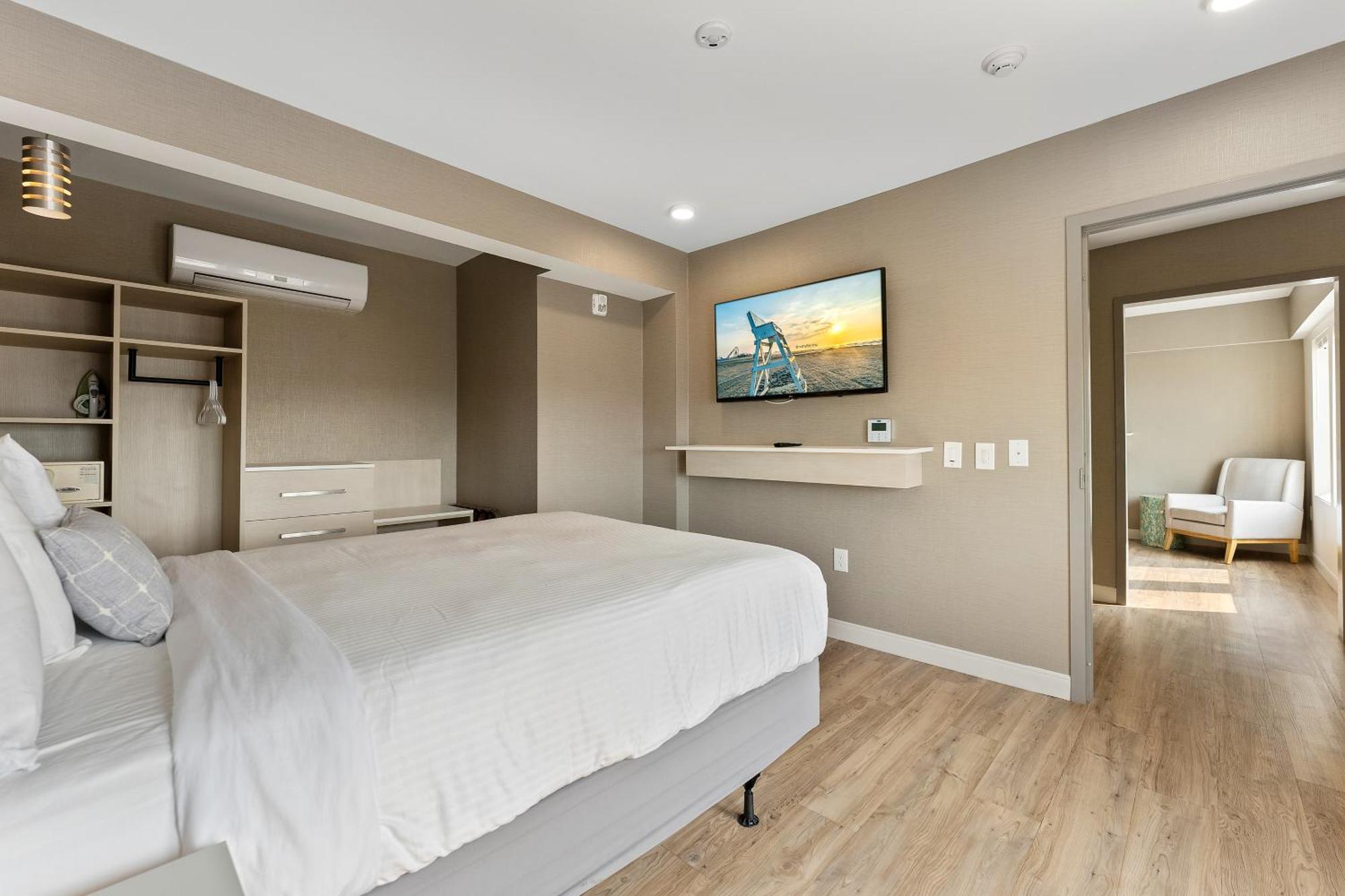 Oceanic Hotel & Barefoot Tiki Bar Wildwood Room photo